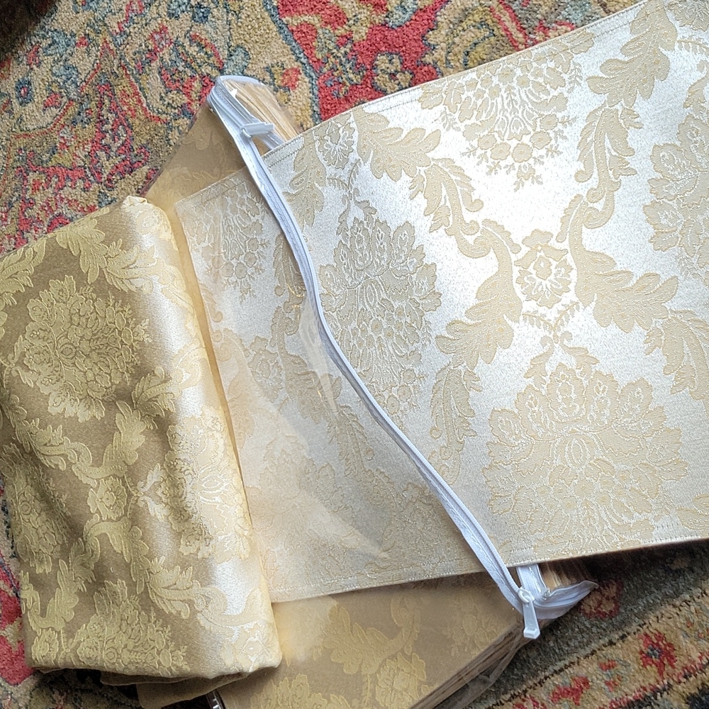 Banquet Tablecloth & Placemats